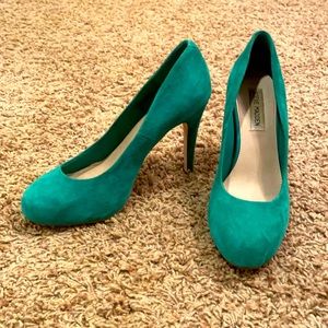 Teal Steve Madden heels!
